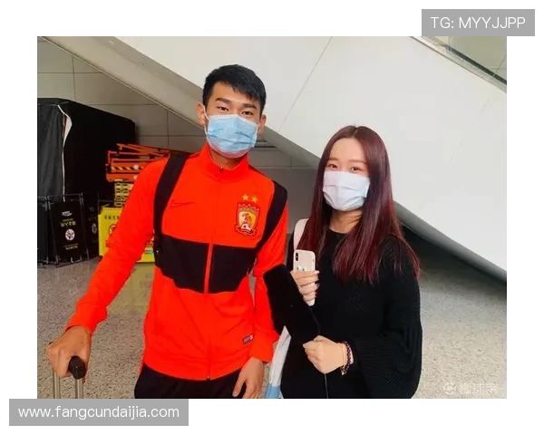 曼联官方采访刚完成高考的重庆女球迷赠送芒特签名球衣庆祝成功